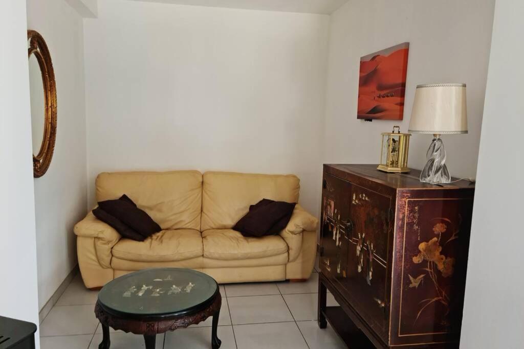 Maison Centre De Bellegarde Avec Jardin Et Terrasse Equipee D'Un Salon De Jardin Et D'Un Barbecue Cuisine Equipee 3 Chambres Avec 2 Lits Double 140X190 Et 2 Lits Simple Chauffage Poele A Granules Parking Gratuit Devant La Maison Bellegarde-du-Loiret מראה חיצוני תמונה